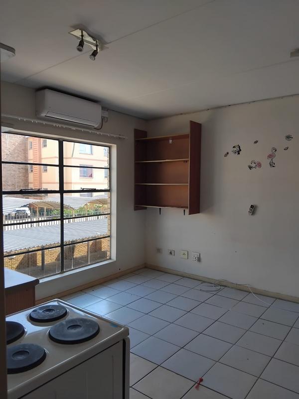 To Let 1 Bedroom Property for Rent in Kannoniers Park North West
